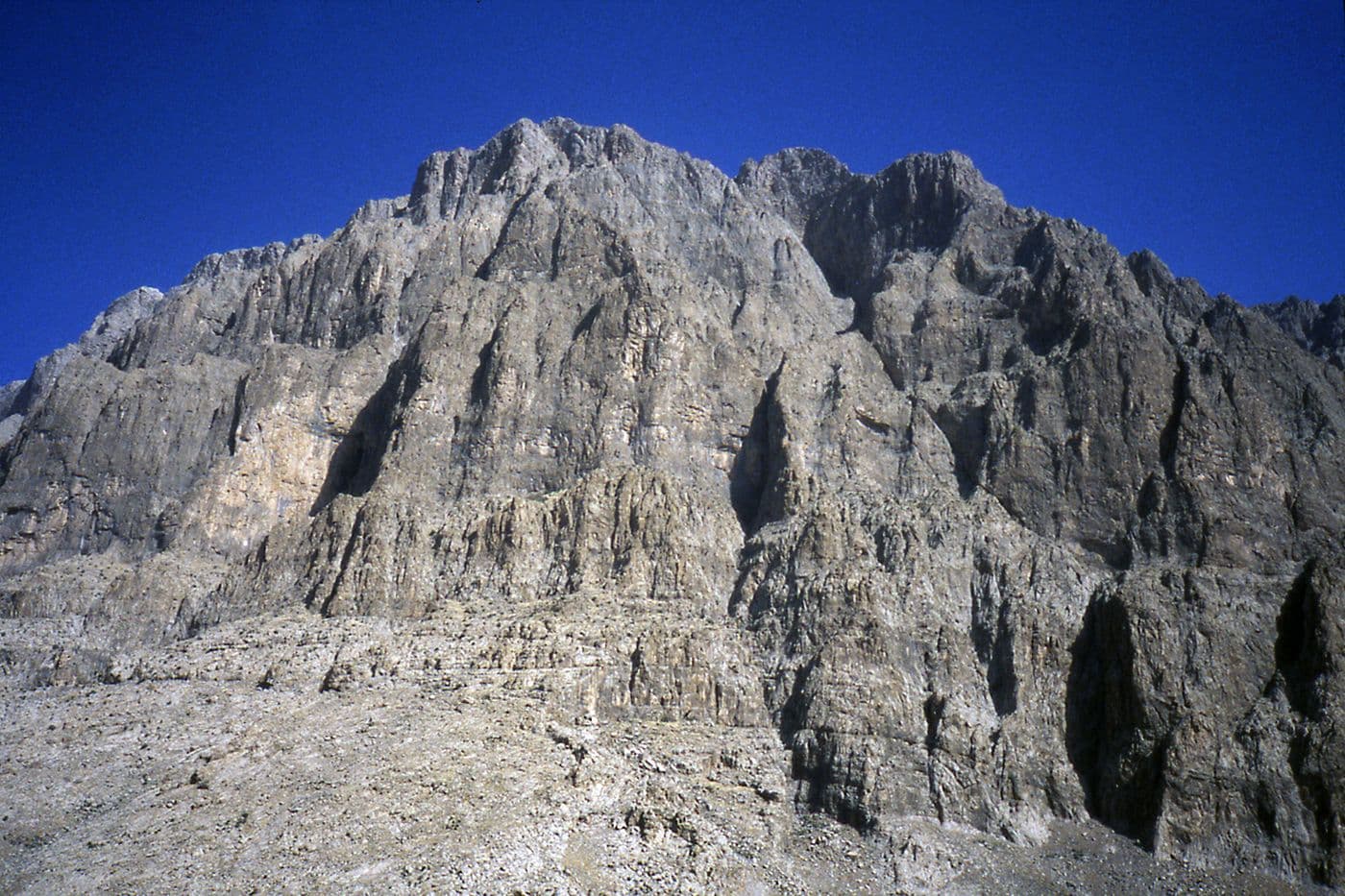 Escalade Iran Bisotun — photo 4